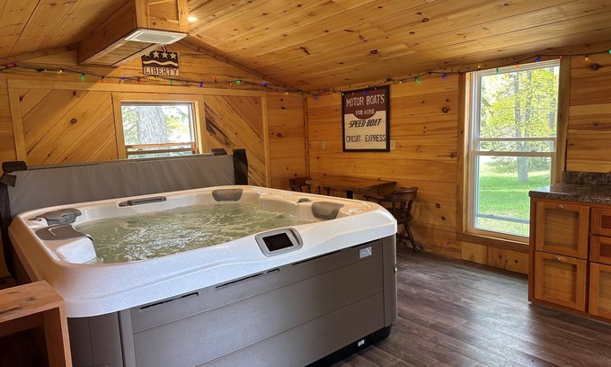 Munising Cabine | Rudolph's Cabin in Christmas-near PRNL