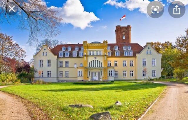 Lelkendorf Appartement | Ruhig & Idyllisch - Schloss Lelkendorf - Maisonette-Apartment Ulrichshusen mit Dachterrrasse, Mecklenburger Seenplatte mit Dachterrasse, Nähe Ostsee