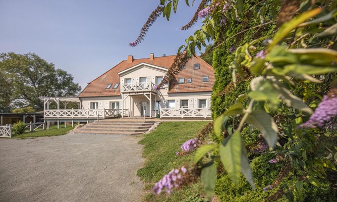 Bergen auf Ruegen Appartement | Ruhig und idyllische Lage, strandnah, gratis Nutzung vom AHOI Erlebnisbad und Sauna in Sellin - Gutshaus Silvitz FeWo 02
