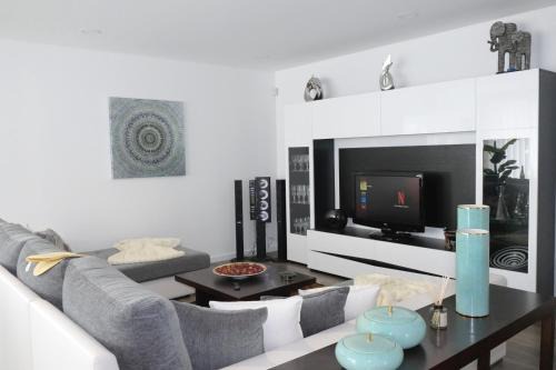 Aveiro Maison | Ruhiges Modernes Haus Parkplatz WLAN Whirlpool