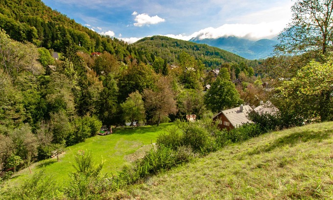 Bohinj Appartement | Ruim en Comfortabel Appartement met Prachtig Uitzicht op Speelweide en Beekje
