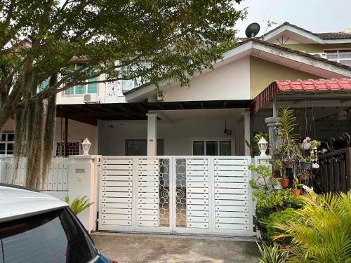 Masjid Tanah Maison | Rumah Armand Masjid Tanah Melaka 4BR Fully Aircond