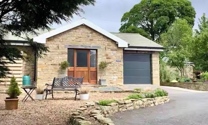 Westhouse Maison | Rural bungalow with field views, walks & wildlife: sleeps 2 adults. WiFi,Parking