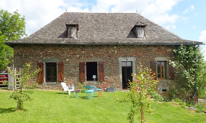Mourjou Maison | Ferme rurale française avec une piscine dans la belle campagne