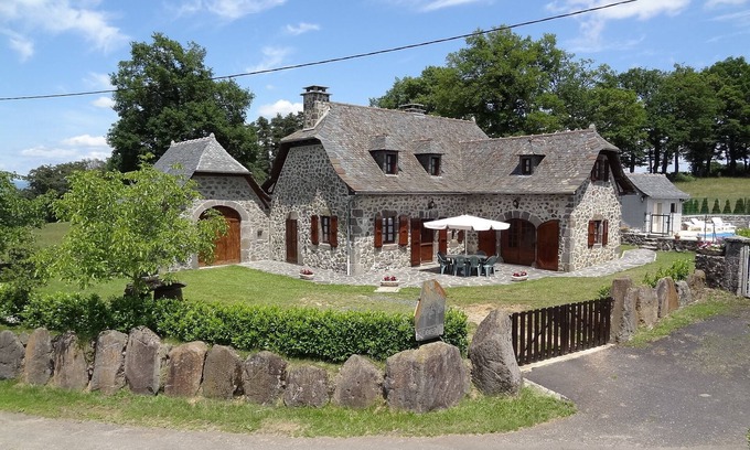 Lacroix-Barrez Cottage | Gîte rural avec piscine privée chauffée, pêche à la truite,terrain de boules.