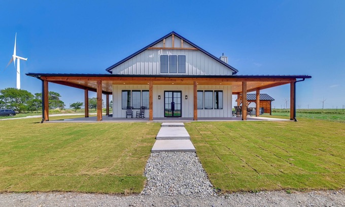 Myra Maison | Rural Home w/Hot Tub < 7 Mi to Winery & Golfing