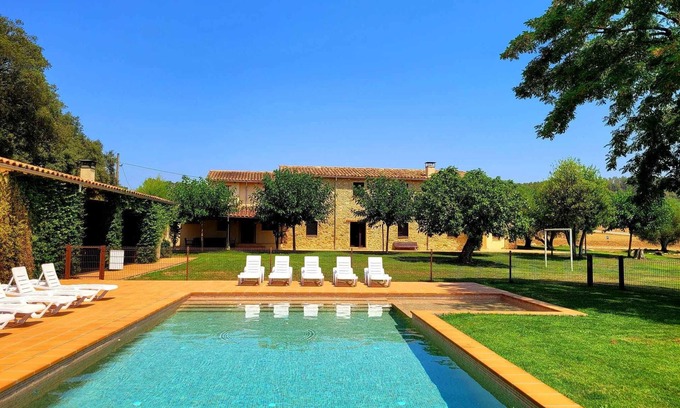 Queixas Maison | Maison rurale à Gérone. 11 chambres, jusqu'à 30 personnes, piscine privée.