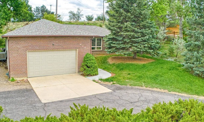 Ridglea Hills Maison | Rural life in the City of Boulder, easy access to trails and town.