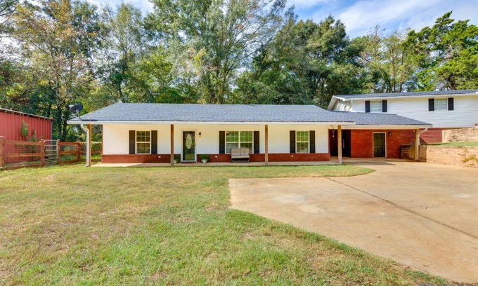 Walker Springs Maison | Rural Retreat with Covered Porch Near Jackson