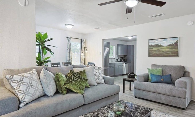 Azle Maison | Rural Serenity x Cozy Comfort - 3-BD,1-BA w Yard