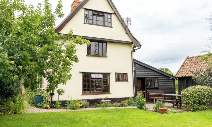 Stowmarket Cottage | Maison rurale en bois du 16e siècle avec piscine chauffée intérieure