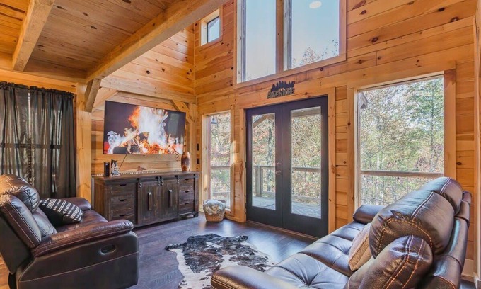 Trenton Cabine | Rusko's treetop retreat w/ Hot Tub & Nature Views