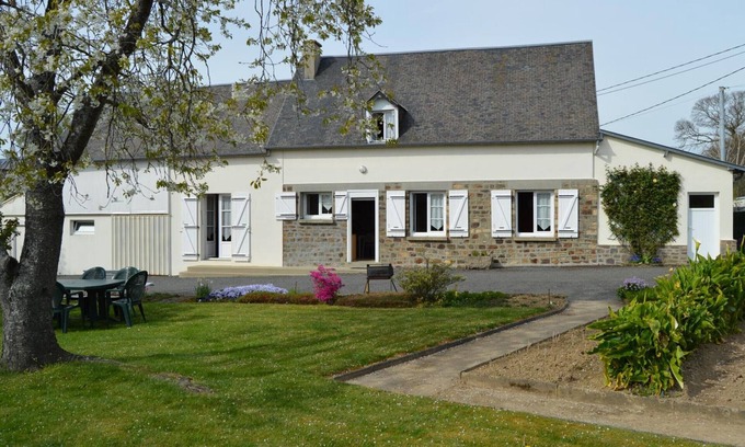 Saint-Quentin-sur-le-Homme Cottage | Maison rustique avec cheminée, jardin et animaux acceptés