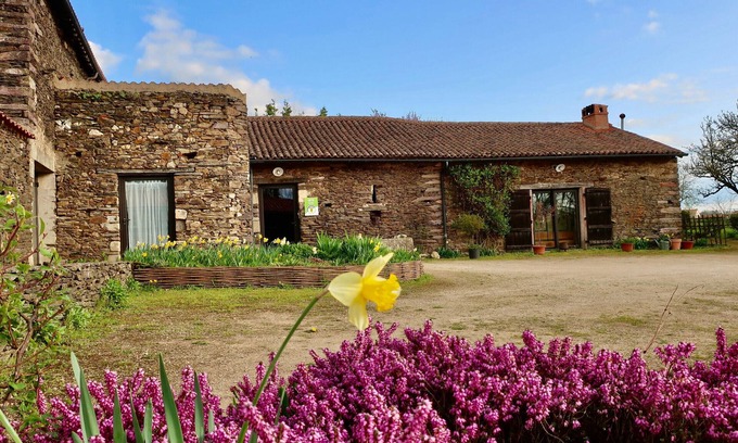 La Tardiere Cottage | Gîte écoresponsable avec 4 chambres, terrasse et activités, proche LPO, chauffage au sol