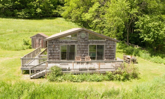 De Lancey Cabine | Views for Miles at this 2 BR Bucolic Mountain Cabin