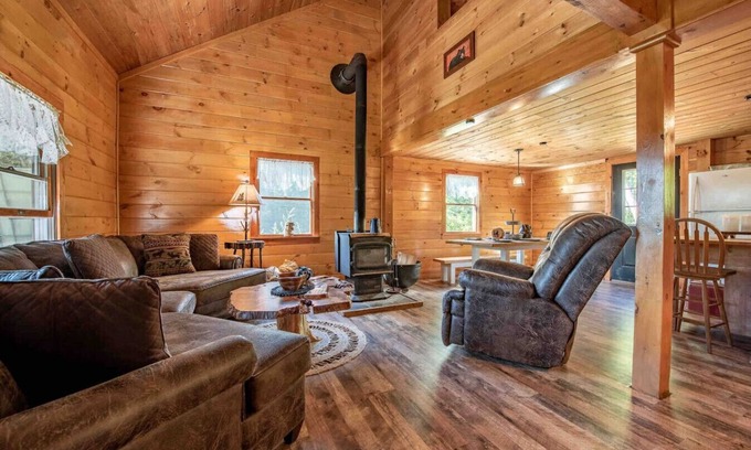 Canaan Appartement | Secluded, Serene Off-Grid Log Cabin with a View!