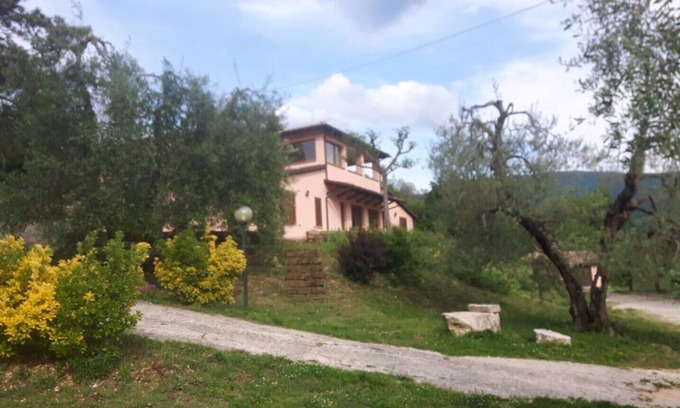 Precetto Autre | Appartement rustique entouré d'Ombrie verte avec piscine