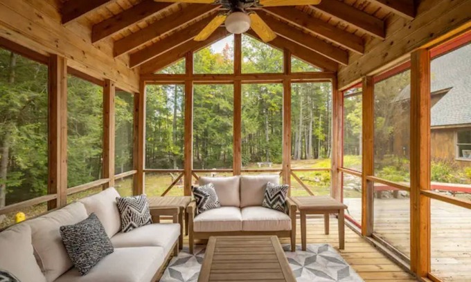 Elkins Maison | Rustic Big Red Cottage near Sunapee