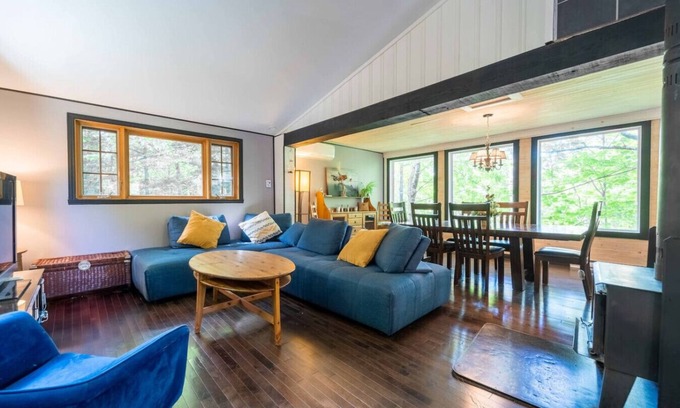 St-Adolphe-d'Howard Maison | Rustic Chic Chalet Spa, Firepit, Near Lake Access