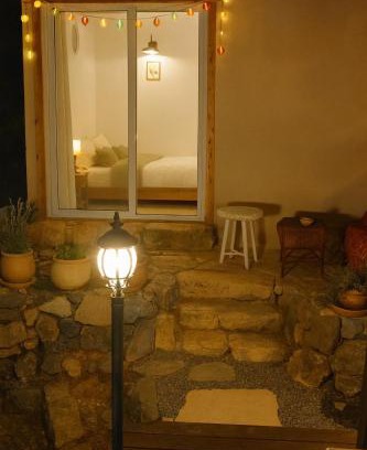 Kfar Hoshen Chalet De Ski | Rustic Cabin in the Galilee with Pastoral Views