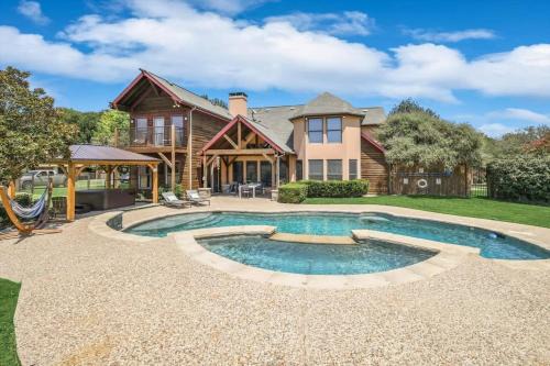 McKinney Maison | Rustic Cabin Mansion - Hot tub Gym Cinema Pool