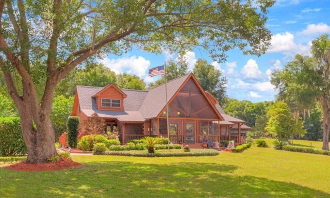 Lake Helen Appartement | Rustic Cabin Retreat in the Antiques Room at the Cabin On The Lake!