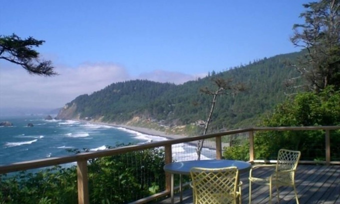 Arch Cape Cabine | Rustic Cabin with Spectacular Ocean View