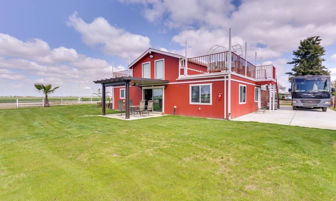 Tulare Cottage | Rustic California Vacation Rental w/ Rooftop Patio