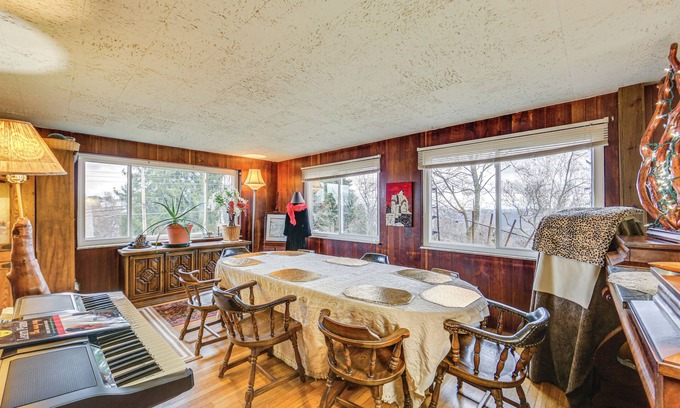 West Mifflin Maison | ‘Rustic Chic’ Retreat: 4 Mi to Kennywood!