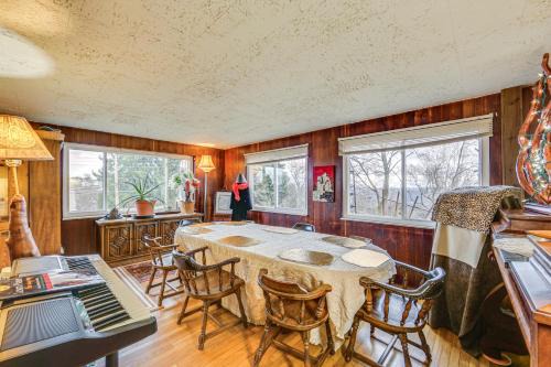 West Mifflin Maison | Rustic Chic Retreat 4 Mi to Kennywood!