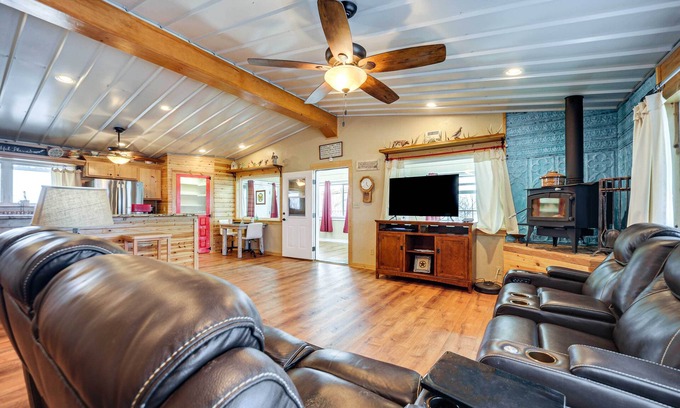 Gouldbusk Maison | Rustic Coleman Retreat on 300 Acres w/ Hot Tub!