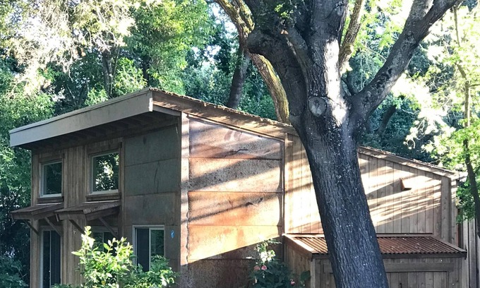 Lafayette Cottage | Cottage contemporain rustique dans un cadre calme (près du centre-ville)