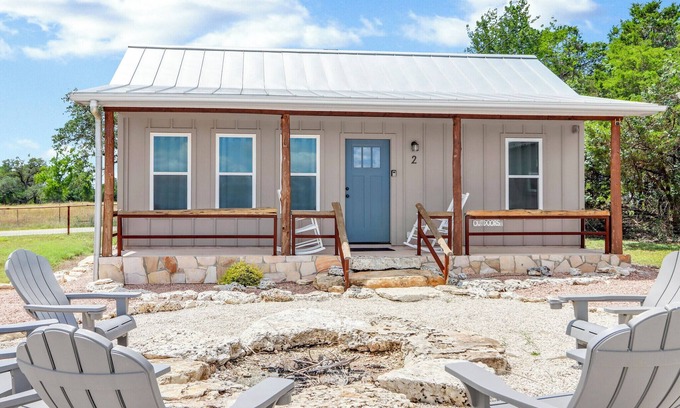 Wimberley Cabine | Rustic Cottage w/Firepit, Pickleball & Porch
