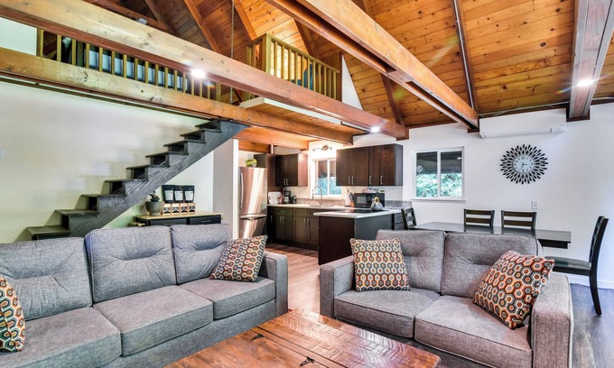 Mount St. Helens Cabine | Rustic Cougar Cabin w/ Wood-Burning Fire Pit!