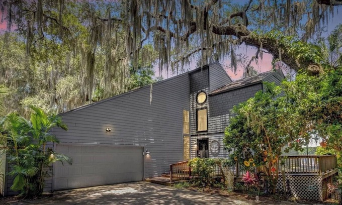 Umatilla Maison | Rustic Enchanted Forest- A Nature Lover’s Retreat with lake, pool, and hot tub