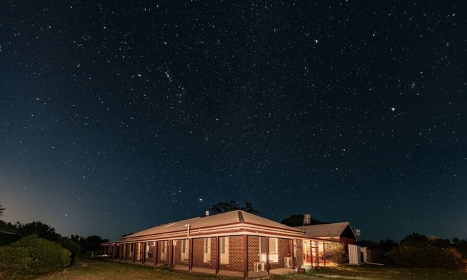 Bagshot Autre | Rustic Farm House Stay- Bendigo w/ pool and spa. Pet Friendly!