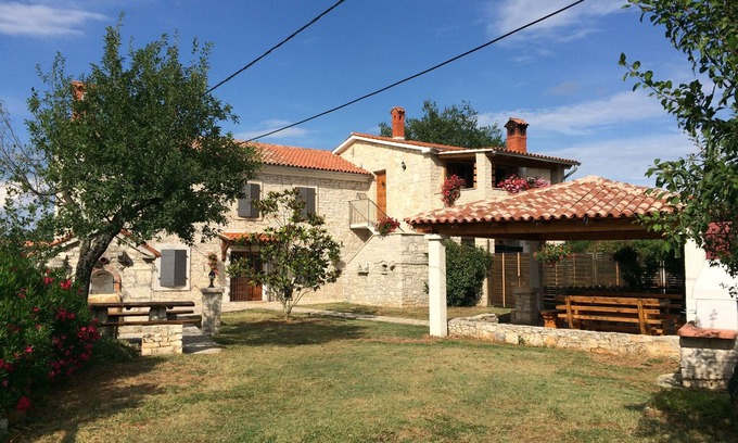 Jursici Maison | Ferme rustique entourée par la verdure du grand et spacieux jardin ... avec piscine