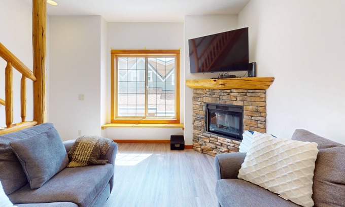 Big White Ski Resort Maison | Rustic haven w/ dog & family-friendly layout w/ private hot tub - walk to dining