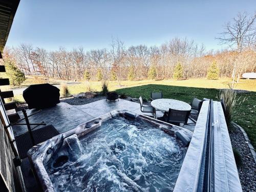 De Soto Maison | Rustic Hideaway sleeps 4 Hot tub