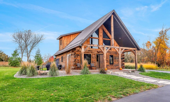De Soto Cabine | Rustic Hideaway Sleeps 4 HOT TUB
