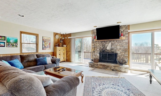 Paradise Point Maison | Rustic hideaway with hot tub, pool table, wood fireplace, firepit - dog-friendly