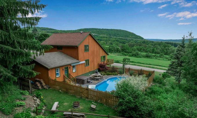 West Valley Chalet De Ski | Rustic hillside cabin with spectacular views