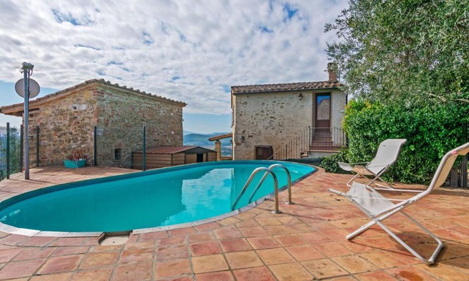 Corciano Maison | Rustic Holiday Home in Corciano with Swimming Pool