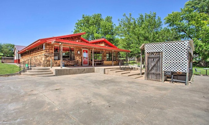 Custer County Maison | Rustic Home with Patio, 1 Mi to Sunset Beach!