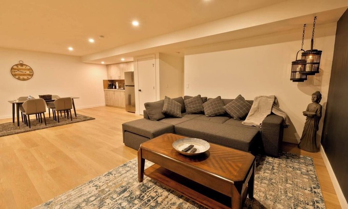 Airdrie Appartement | Rustic Lake‑Front Private Basement Suite Court Access & Gym