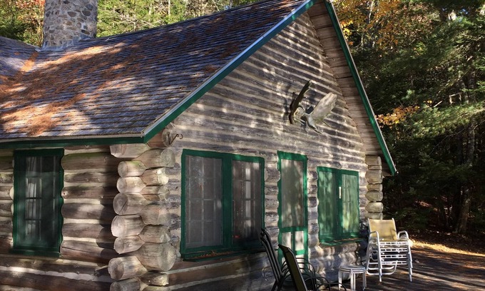 Franklin Cabine | Cabine rustique Lakeside avec commodités modernes.