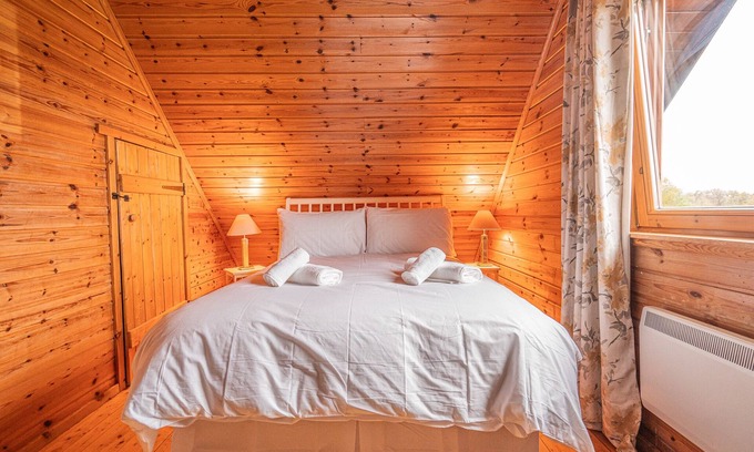 Balfron Appartement | Rustic Lodge retreat with Hot Tub, Sleeps 6