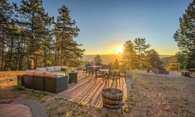 Woodland Park Chalet De Ski | Rustic Lux! Private Cabin, Hot Tub, Game Room A+