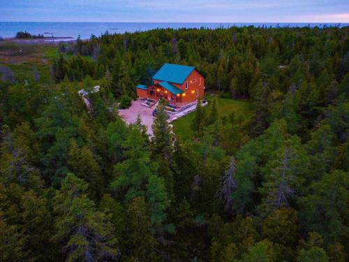 South Bruce Peninsula Maison | Rustic Luxury Saw N' Logzzz Cabin Getaway