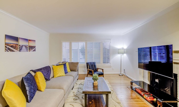 Downtown Maison | RUSTIC/MODERN DESIGN, OASIS CITY GETAWAY/NEAR SFO